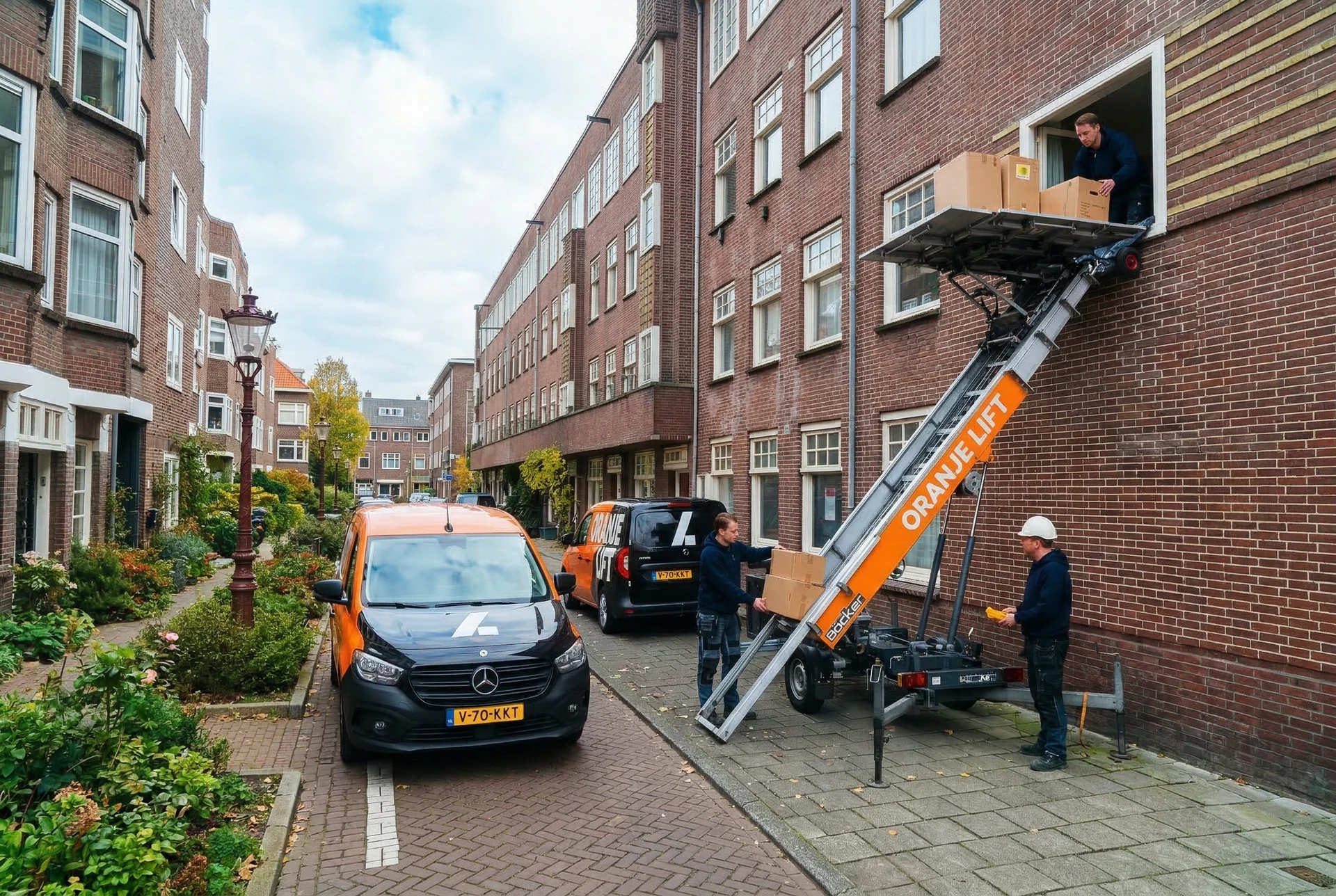 Aanhangerlift geplaatst in een smalle straat in Tilburg
